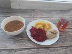 Zdjęcie przedstawia Dietę o kontrolowanej zawartości kwasów tłuszczowych:  Zupa z soczewicą i warzywami Ziemniaki młode z koperkiem gotowane  Filet z kurczaka jogurtowo-cytrynowy  Sos jarzynowy dieta  Sałatka z buraków i jabłka (z olejem)  Kompot owocowy